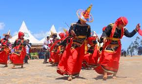 tarian tradisional adat tolaki